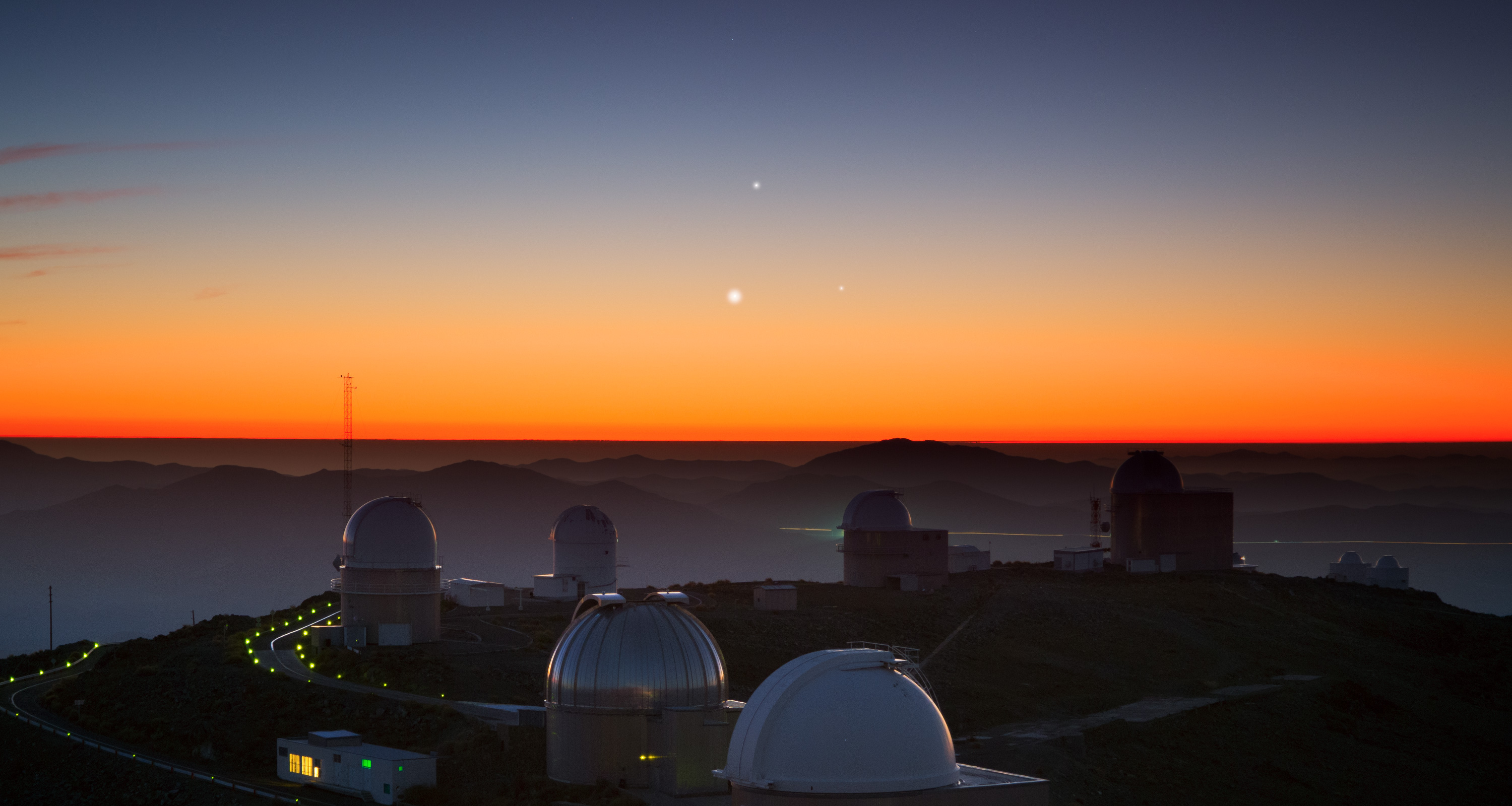Alignment of three planets over La Silla observatorium